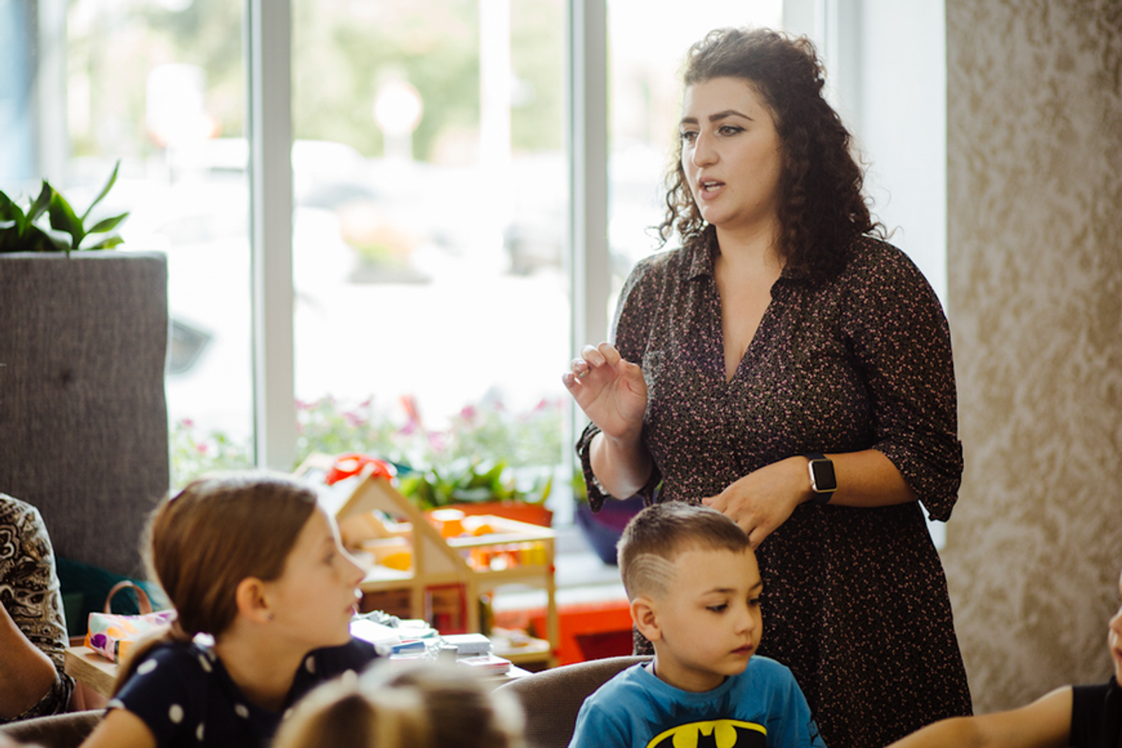 Заняття з дітьми у Булька. Фотографія з сайту пральні-кав'ярні. Заняття з дітьми у пральні-кав'ярні в Ужгороді